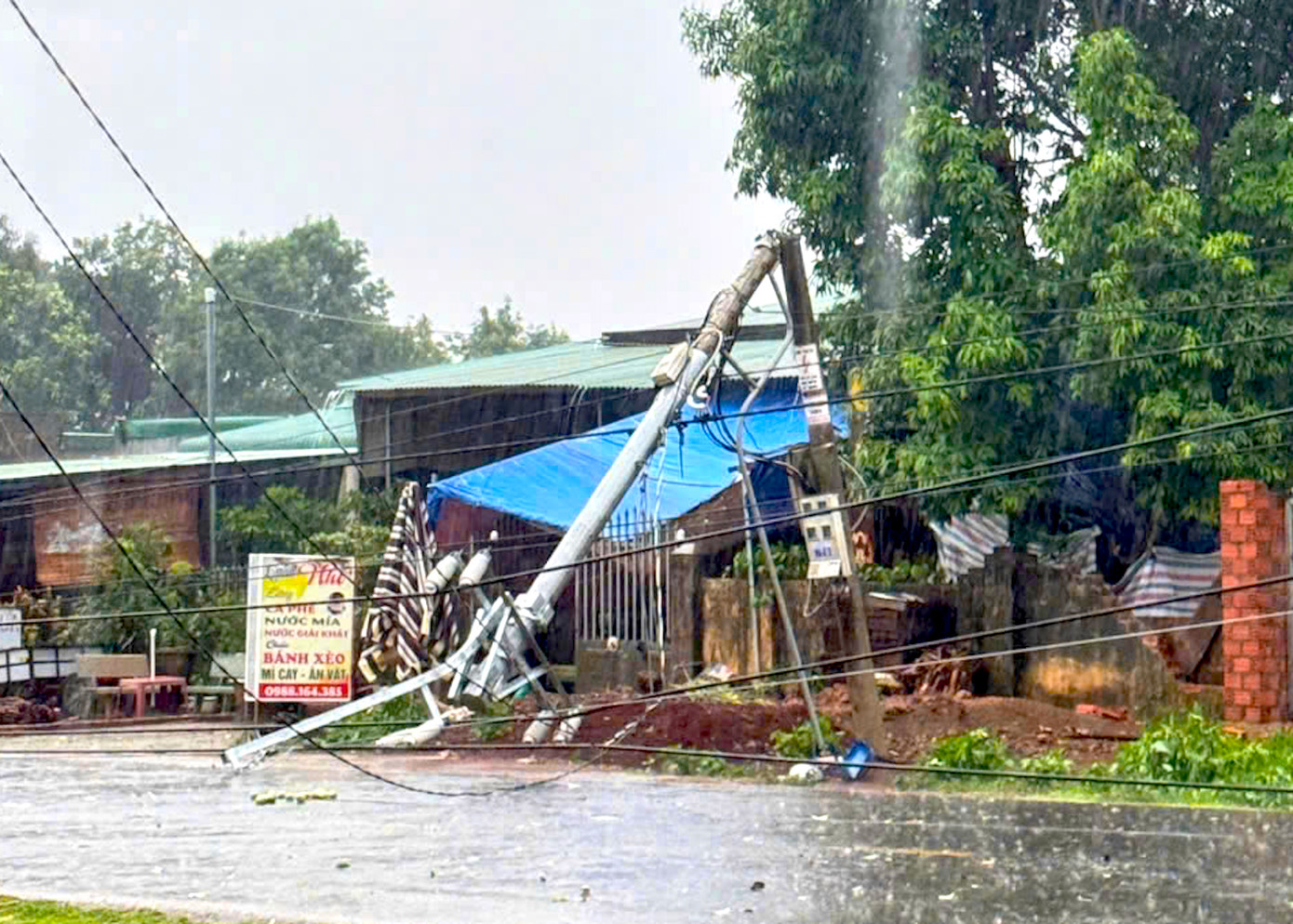 Trụ điện đổ dây chăng cả xuống đường. Trụ điện đổ dây chăng cả xuống đường.