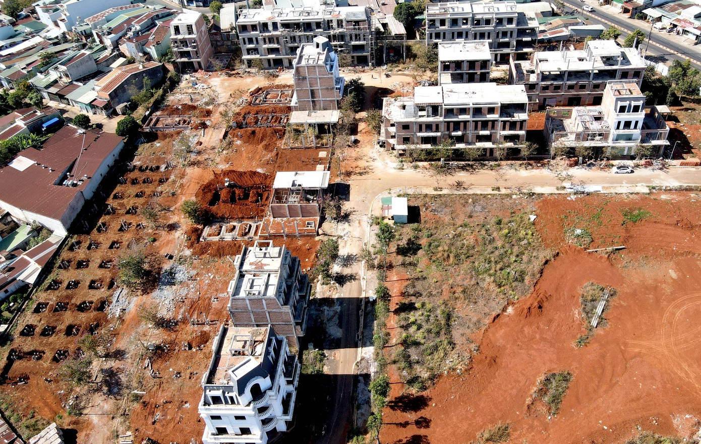 Dự án được UBND tỉnh chấp thuận chủ trương đầu tư cho Công ty CP Tập đoàn FLC tại quyết định số 618 ngày 25/10/2019 (dự kiến hoàn thành trong năm 2021). Đến nay, công ty mới thi công hoàn thành hạng mục hạ tầng kỹ thuật; phần móng 46/90 căn và đang thi công phần thân, hoàn thiện mặt ngoài 22/90 căn.