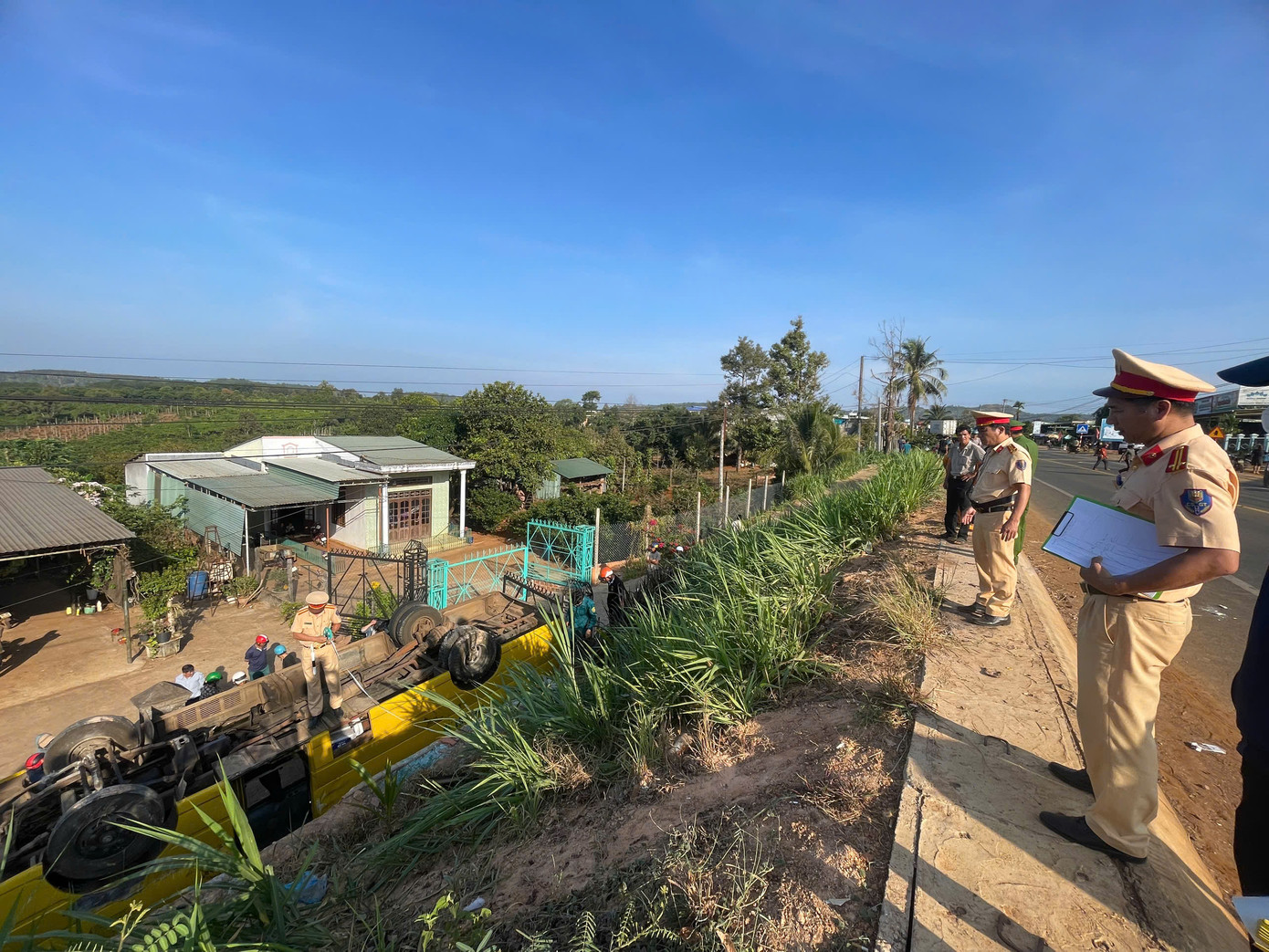 Cảnh sát Giao thông tới hiện trường làm công tác điều tra Cảnh sát Giao thông tới hiện trường làm công tác điều tra