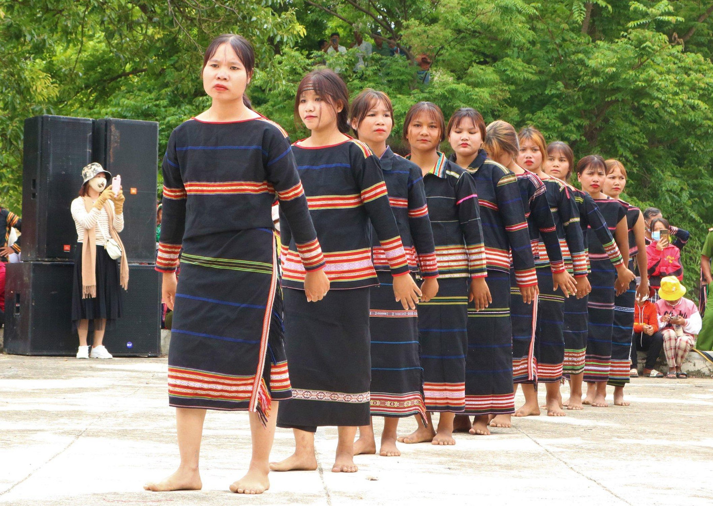 Người dân, du khách đến xem các hoạt động văn hoá