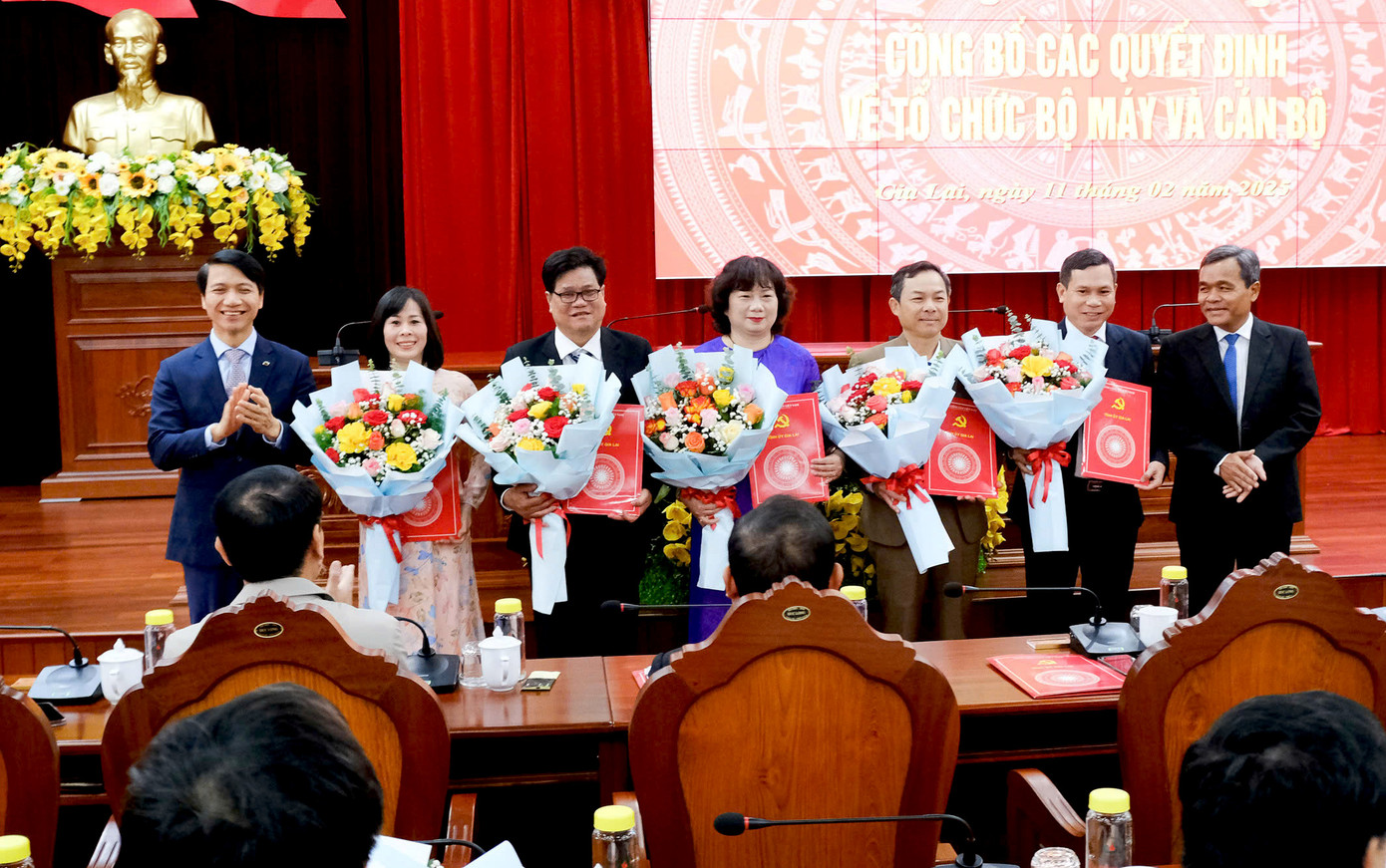 Bí thư Tỉnh ủy Hồ Văn Niên (ngoài cùng bên phải) và Phó Bí thư Nguyễn Ngọc Lương (ngoài cùng bên trái) trao quyết định của Ban Thường vụ Tỉnh ủy thành lập Ban Tuyên giáo và Dân vận Tỉnh ủy. Bí thư Tỉnh ủy Hồ Văn Niên (ngoài cùng bên phải) và Phó Bí thư Nguyễn Ngọc Lương (ngoài cùng bên trái) trao quyết định của Ban Thường vụ Tỉnh ủy thành lập Ban Tuyên giáo và Dân vận Tỉnh ủy.