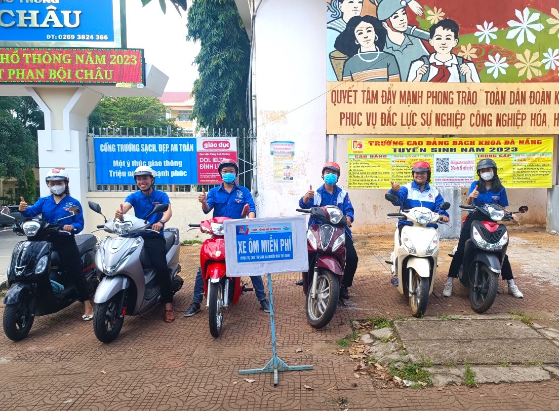 Đội hình xe ôm miễn phí luôn túc trực, hỗ trợ các thí sinh ở Gia Lai