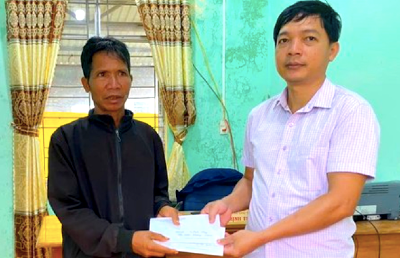 Chính quyền địa phương hỗ trợ cho đại diện gia đình anh T bị ngộ độc thực phẩm Chính quyền địa phương hỗ trợ cho đại diện gia đình anh T bị ngộ độc thực phẩm