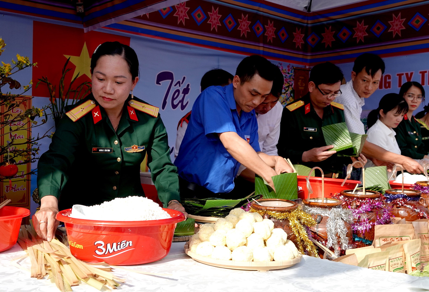 Mỗi người một tay cùng nhau gói bánh chưng Mỗi người một tay cùng nhau gói bánh chưng