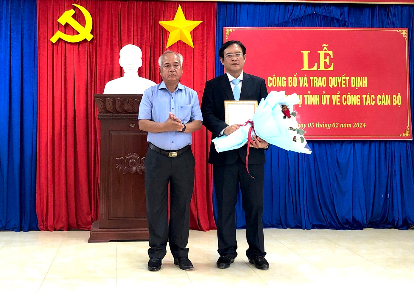 Ông A Pớt - Phó Bí thư Thường trực Tỉnh ủy trao quyết định cho ông Dương Quang Phục