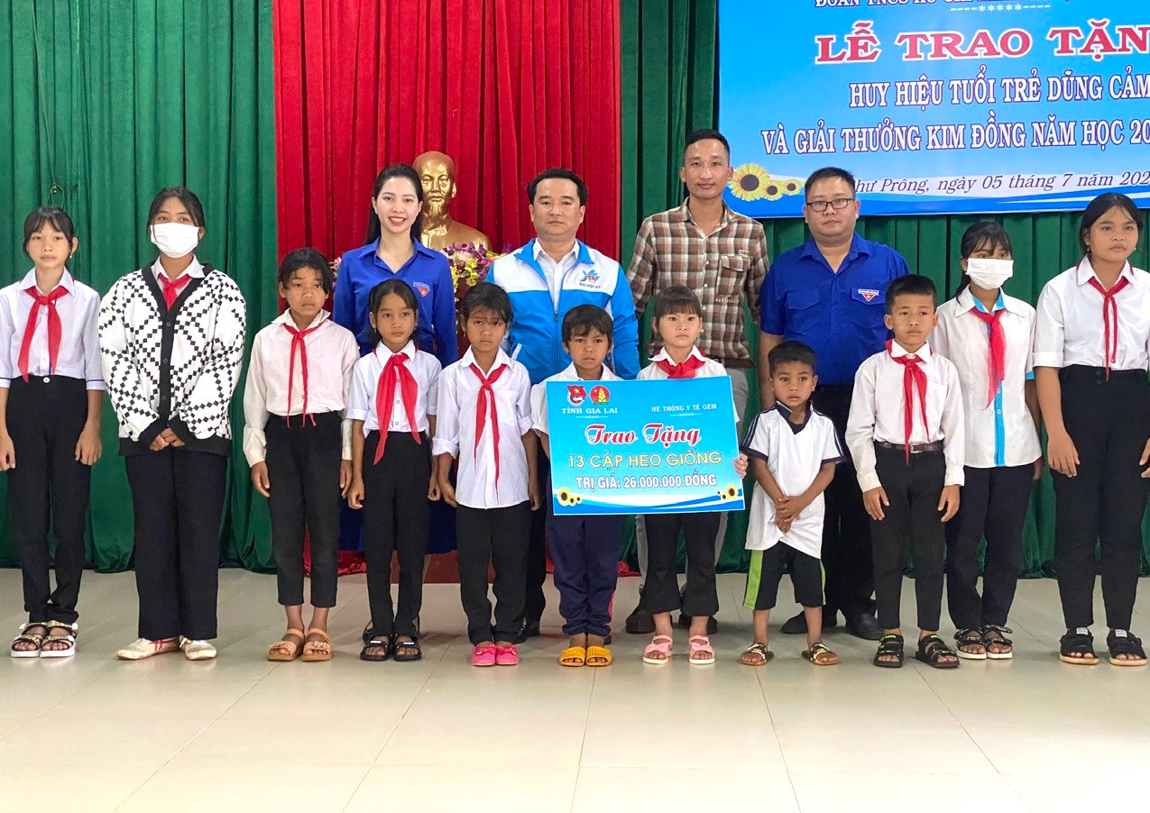 Các em học sinh ở huyện Chư Prông nhận bảng tượng trưng "Mô hình sinh kế"