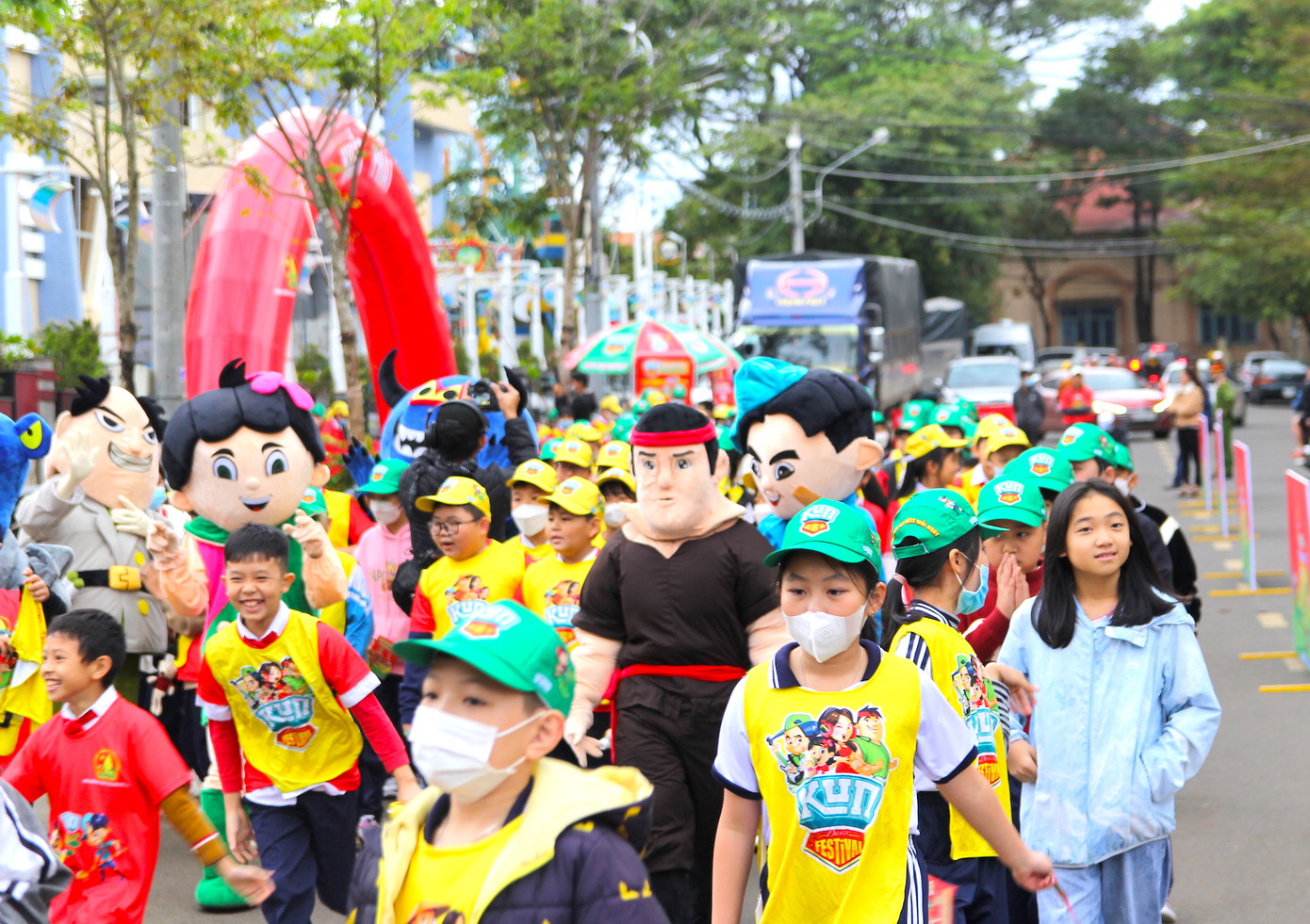 Gần 2.000 em thiếu nhi tỉnh Gia Lai thích thú tham gia hoạt động đi bộ hưởng ứng chương trình “Cùng Kun bảo vệ môi trường”.