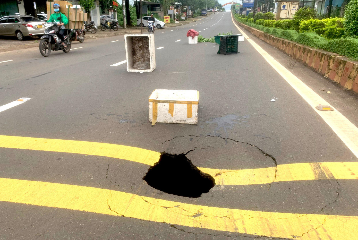 Phát hiện hố sâu nguy hiểm người dân xung quanh đến đặt các vật dụng cảnh báo cho người tham gia giao thông Phát hiện hố sâu nguy hiểm người dân xung quanh đến đặt các vật dụng cảnh báo cho người tham gia giao thông