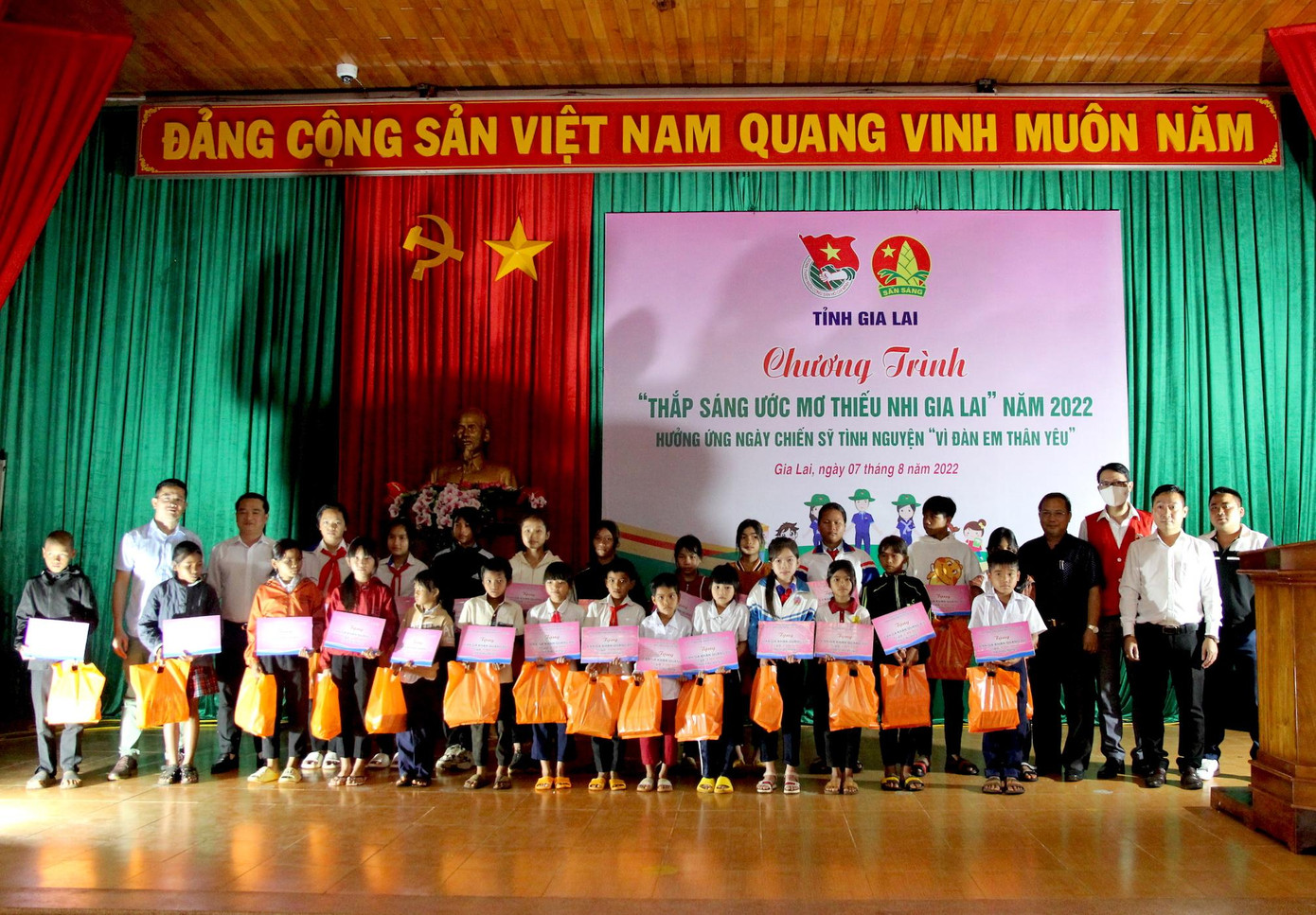 Các em nhỏ nhận bảng tượng trưng "Đàn gà khăn quàng đỏ" Các em nhỏ nhận bảng tượng trưng "Đàn gà khăn quàng đỏ"