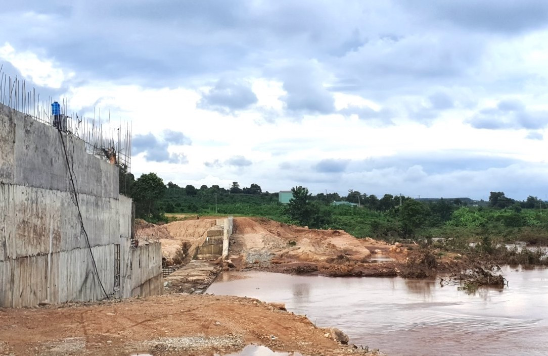 Đập dẫn nước bị vỡ khoảng 10m Đập dẫn nước bị vỡ khoảng 10m
