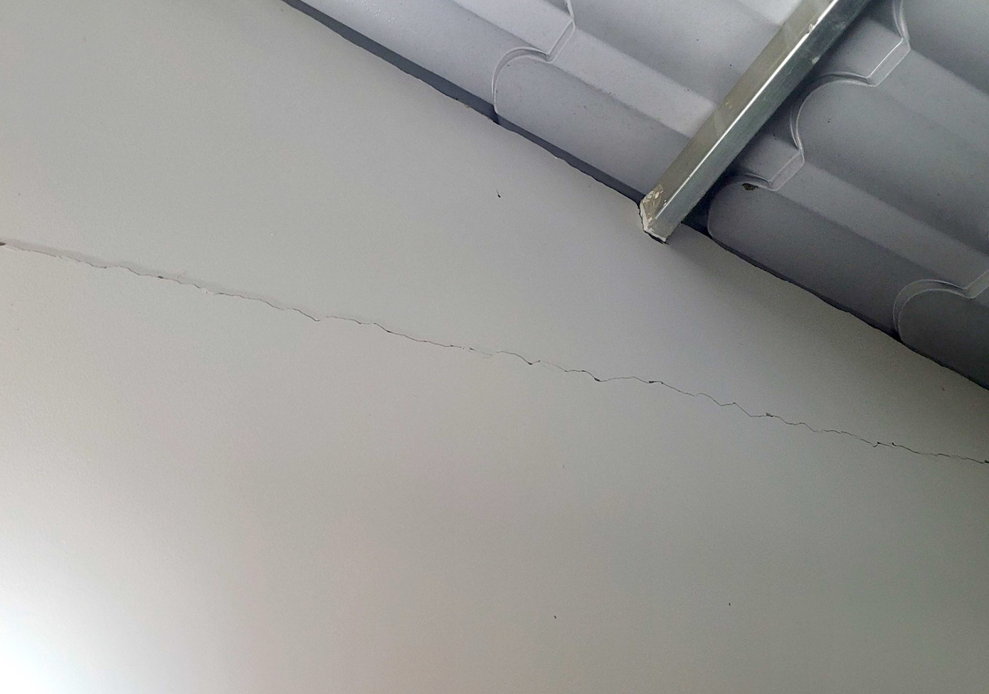 Nhà anh T.V.Y (37 tuổi, trú thành phố Pleiku, Gia Lai) bị nứt sau trận động đất xảy ra vào đêm 8/8