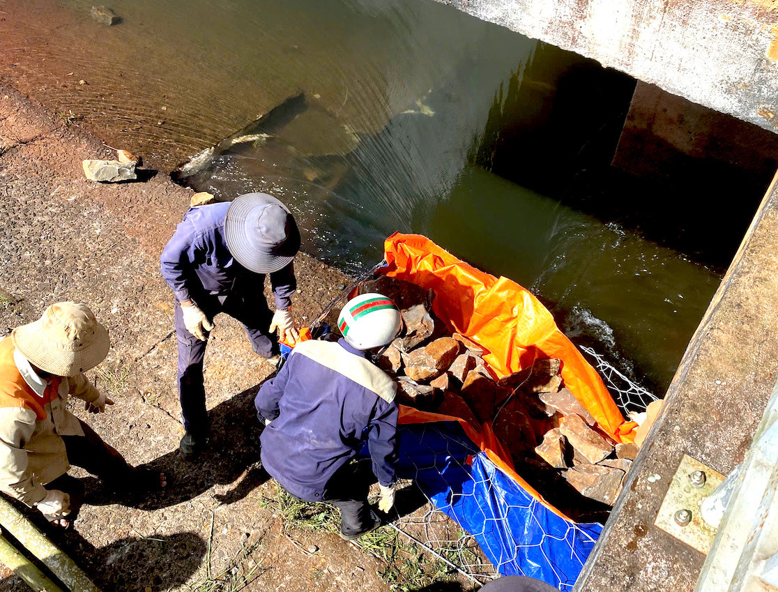 Trước mắt, lỗ thủng đang được lấp lại bằng rọ đá