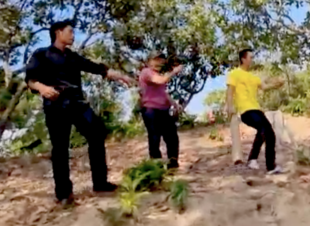 Nhóm đối tượng cầm gậy ra ngăn cản, đe dọa nhóm phóng viên tác nghiệp Nhóm đối tượng cầm gậy ra ngăn cản, đe dọa nhóm phóng viên tác nghiệp