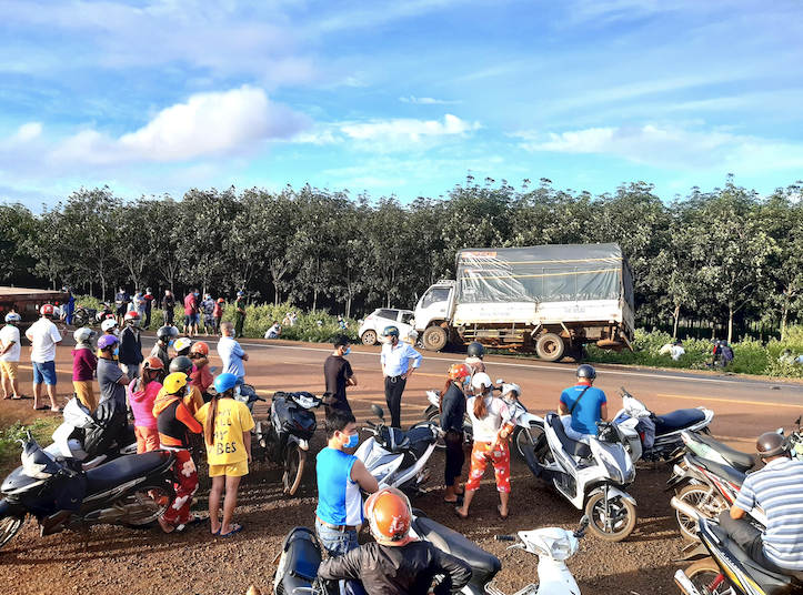 Hàng trăm người dân có mặt tại hiện trường sau khi vụ việc xảy ra