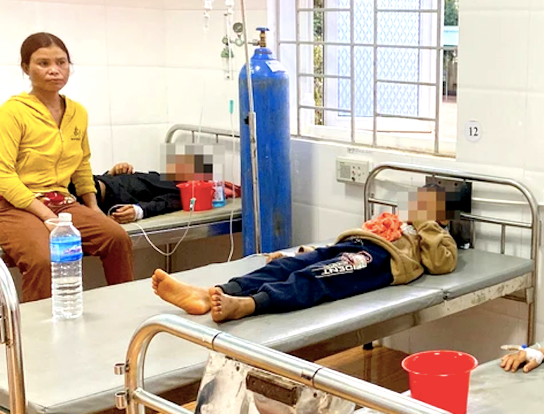 Các em nhỏ đang được điều trị ở Trung tâm Y tế huyện Các em nhỏ đang được điều trị ở Trung tâm Y tế huyện