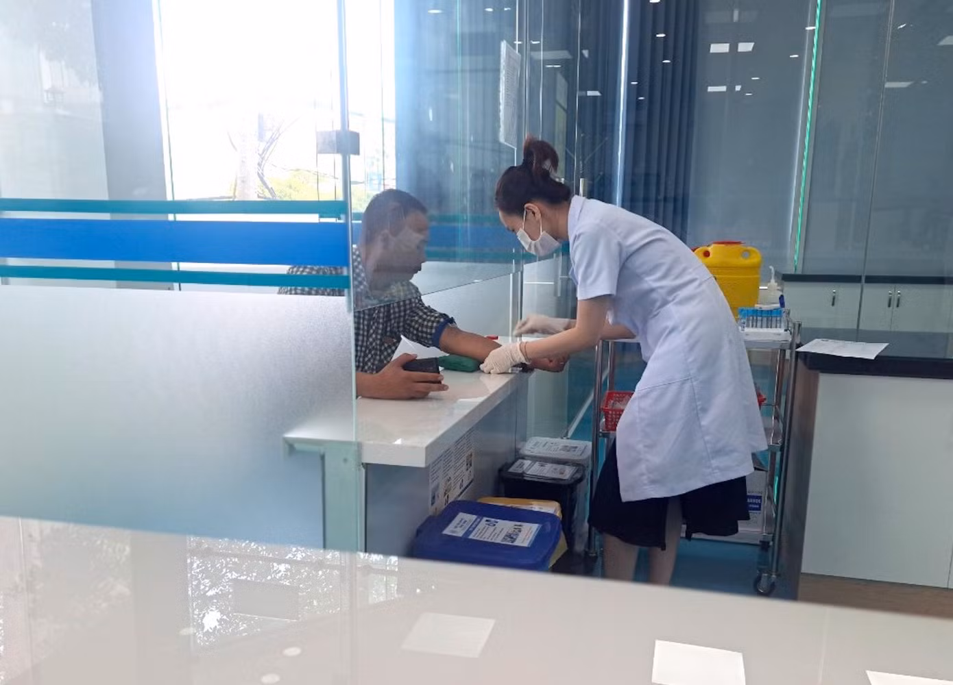 Phóng viên trong vai người bệnh (thực tế hoàn toàn khoẻ mạnh-PV) vào Phòng khám đa khoa TN thành "có bệnh"