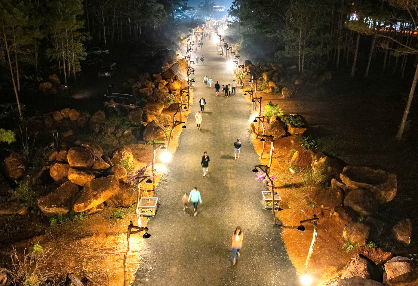 Đường vào với những chiếc đèn vàng mờ ảo dưới màn sương mờ, kèm không gian se lạnh.