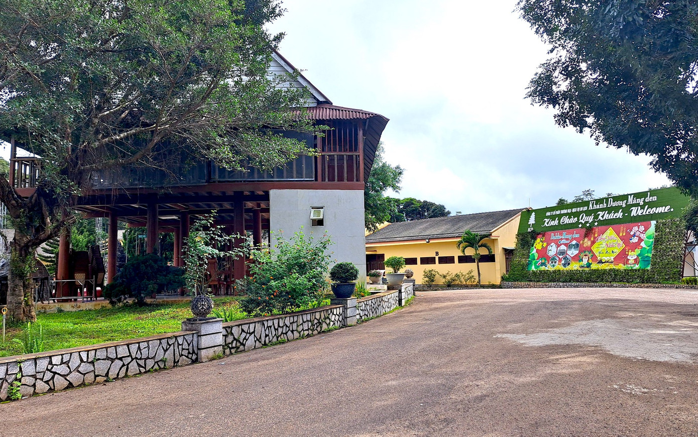 Tuy nhiên, Cty Cao su Kon Tum không triển khai dự án mà cho Cty CP Du lịch - Thương mại - Khách sạn Hưng Yên thuê lại sai quy định của Luật đất đai. Sau đó, Cty Khách sạn Hưng Yên xây dựng công trình trên đất khi không đăng ký, chứng nhận tài sản trên đất; tự ý bán tài sản trên đất và quyền sử dụng đất cho Cty TNHH Khánh Dương - Măng Đen sai quy định.