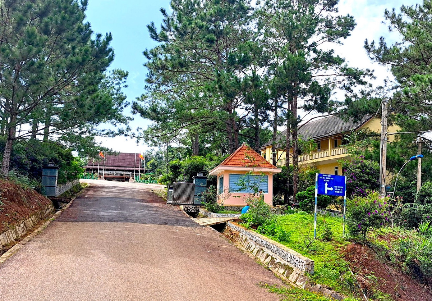 Cụ thể, khu đất này trước đó UBND tỉnh cho Cty Cao su Kon Tum thuê để xây dựng dự án đầu tư khu nhà nghỉ - du lịch sinh thái tại thị trấn Măng Đen. UBND tỉnh đã ký hợp đồng thuê đất và cấp giấy chứng nhận quyền sử dụng đất với diện tích 30.000m2 cho Cty Cao su Kon Tum để thực hiện dự án.