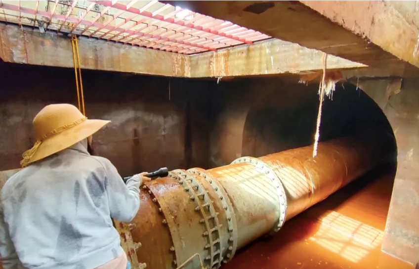 Các chuyên gia vào hành lang cống lấy nước đầu mối (nơi tiếp giáp với vị trí sụt lún) kiểm tra. Các chuyên gia vào hành lang cống lấy nước đầu mối (nơi tiếp giáp với vị trí sụt lún) kiểm tra.