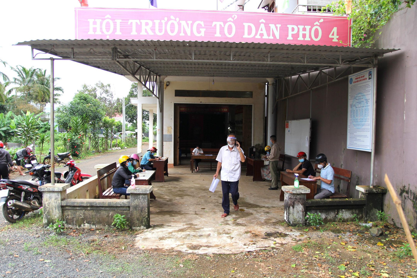 Những người liên quan đến các ca nhiễm vừa được phát hiện mới đây đến tổ dân phố 4, phường Thắng Lợi khai báo y tế, mọi người giữ đúng khoảng cách để phòng chống dịch