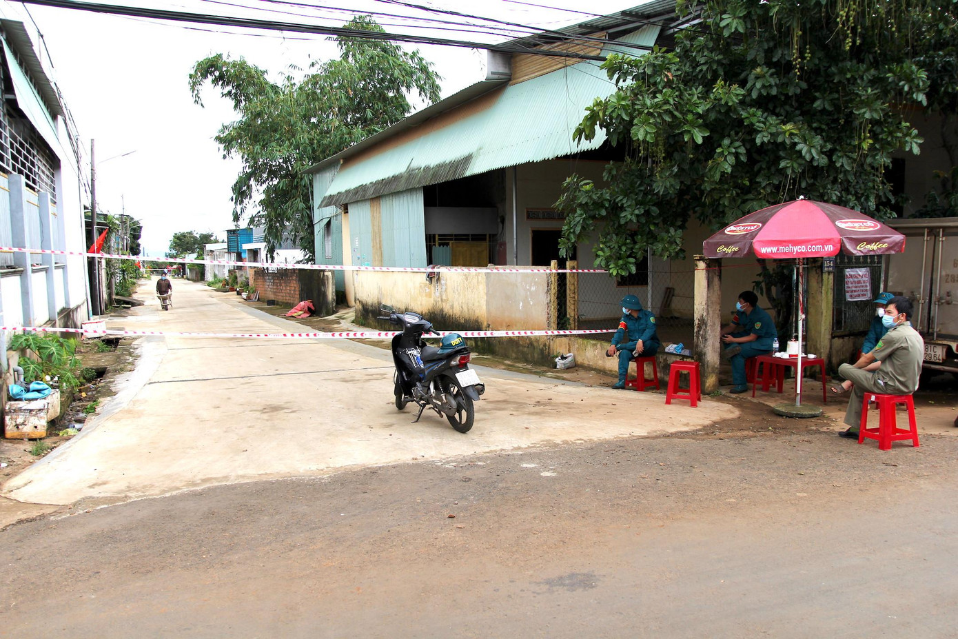 Lối vào nhà một ca F0 ở đường Âu Cơ bị phong tỏa, kiểm soát nghiêm ngặt