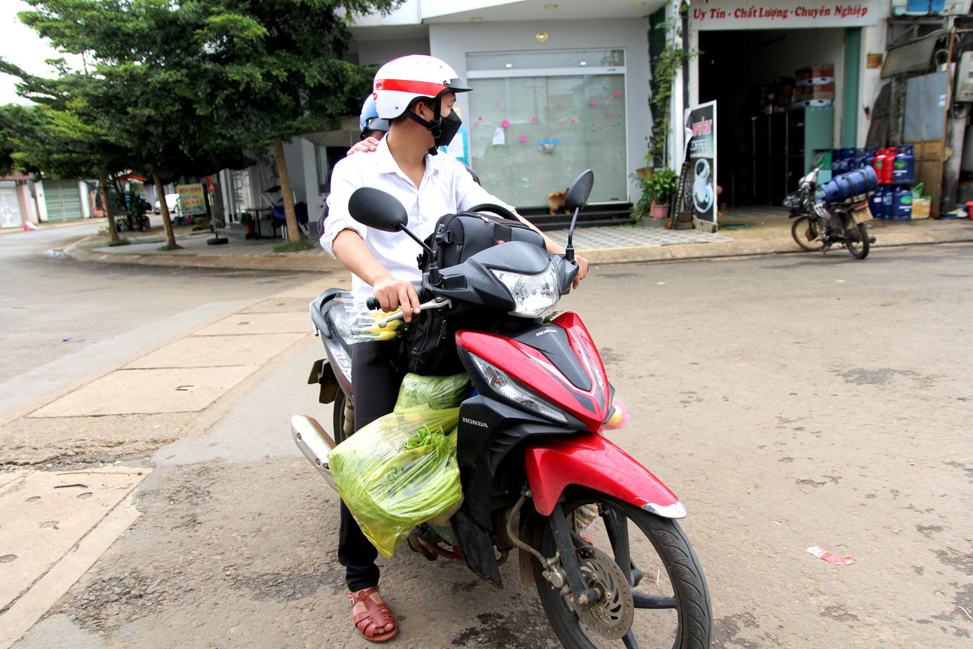 Người dân ở TP. Pleiku chỉ được ra ngoài khi mua thực phẩm thiết yếu phục vụ gia đình trong những ngày chống dịch. Được biết, từ ngày 28/5 đến nay, Gia Lai ghi nhận 494 trường hợp dương tính với SARS-CoV-2 (có 39 trường hợp tái dương tính) đã xuất viện 213 trường hợp, 320 trường hợp đang được điều trị.