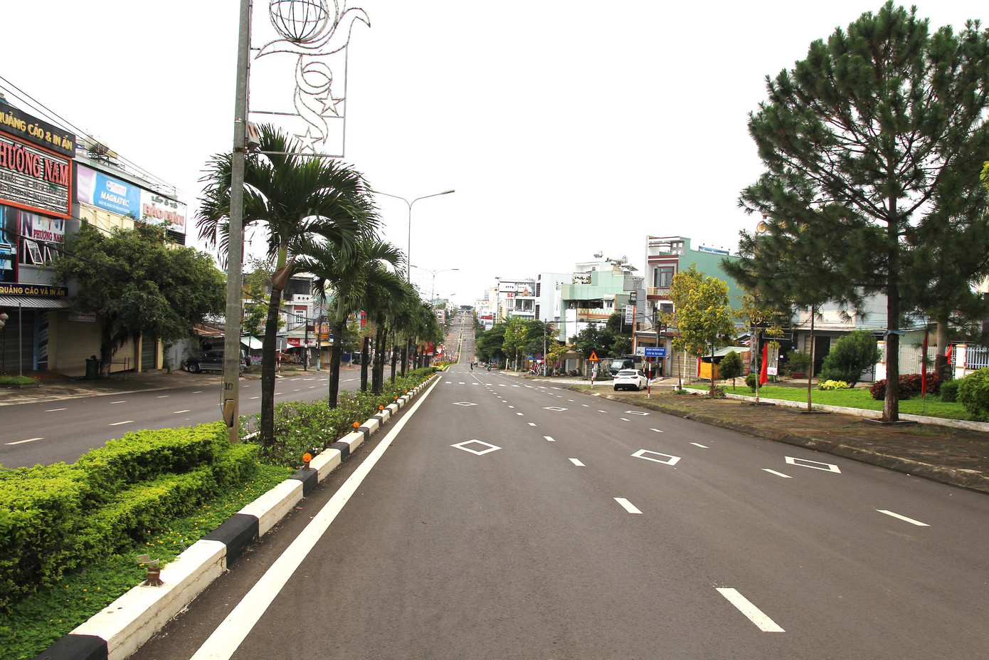 Đường Nguyễn Tất Thành vắng người đi lại