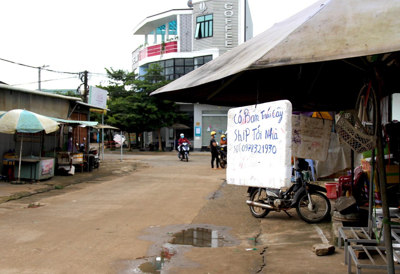 Các hàng quán được mở khi tuân thủ đúng các yêu cầu chống dịch để tránh lây lan. Trong ảnh, để tránh tiếp xúc gần với người mua hàng, chủ quán tạp hóa để thực phẩm ở một bàn sau đó khách hàng tới lấy.