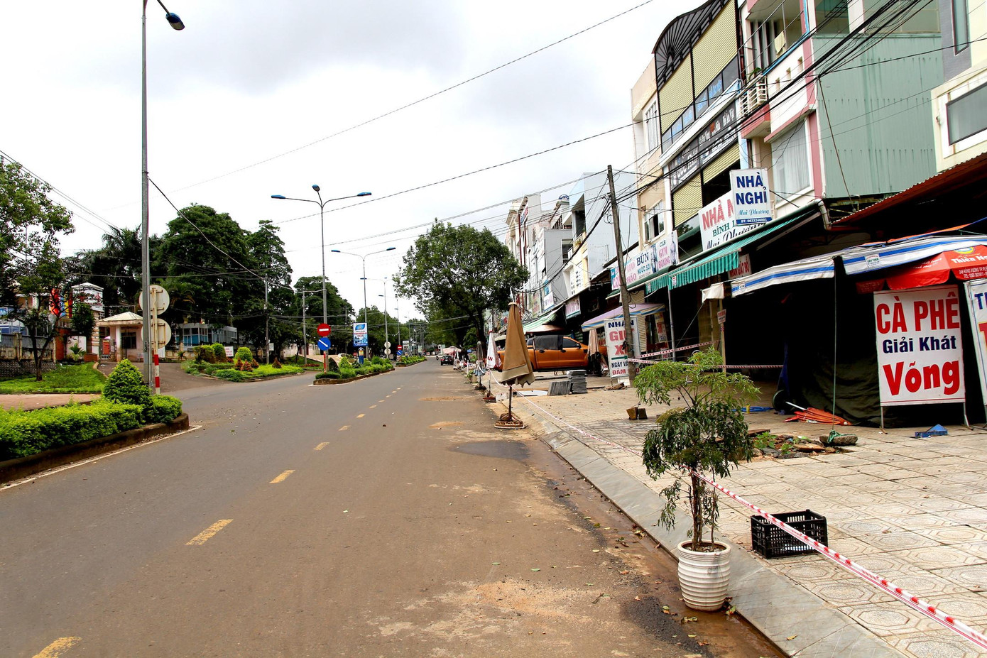 Các quán xá, nhà thuốc trước cổng Bệnh viện Đa khoa tỉnh Gia Lai cũng bị phong tỏa. Ông Nguyễn Hữu Quế, Chủ tịch UBND TP. Pleiku cho biết, hôm qua 3/9, lực lượng chức năng trên địa bàn thành phố đã tiến hành kiểm tra, giám sát việc thực hiện các quy định phòng chống dịch; phát hiện và xử phạt 27 trường hợp vi phạm với tổng số tiền 84,5 triệu đồng.