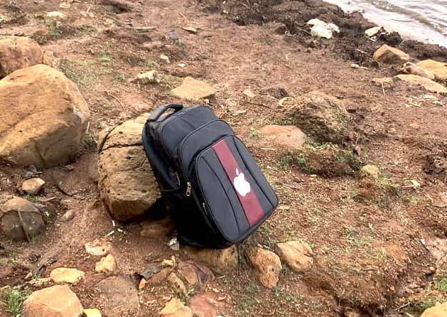 Ba lô để trên bờ, nghi của nam thanh niên trong vụ việc