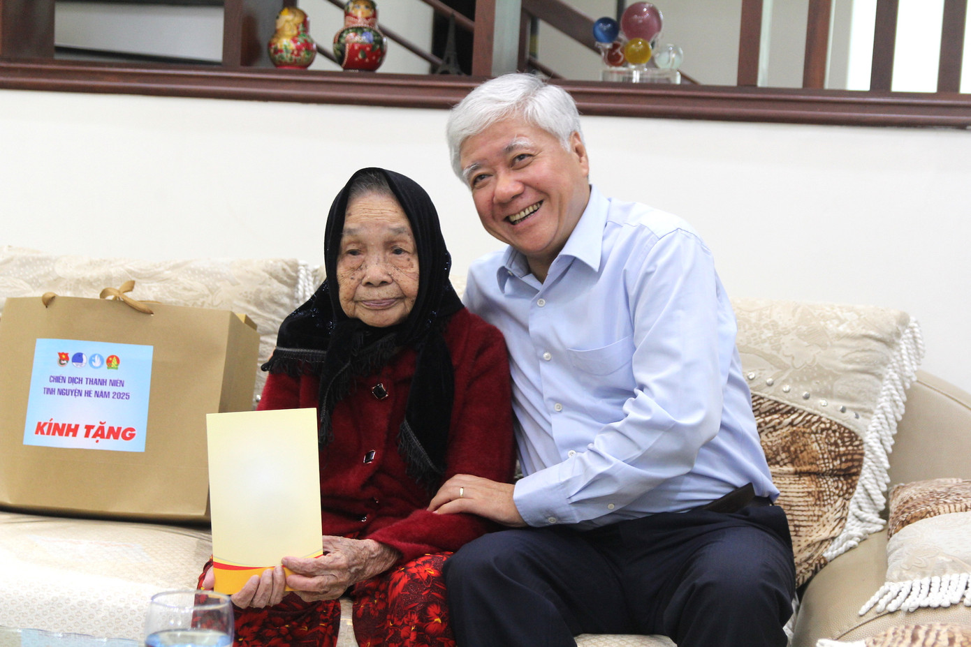 Chủ tịch Uỷ ban T.Ư Mặt trận Tổ quốc Việt Nam Đỗ Văn Chiến tặng quà Mẹ Việt Nam anh hùng Lê Thị Thọ.