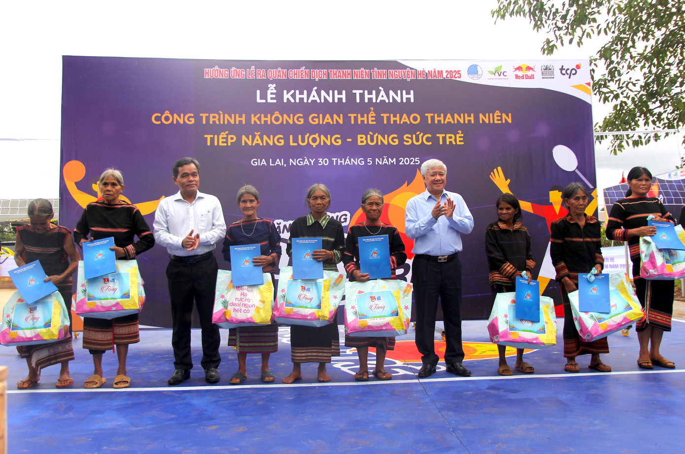 Ông Đỗ Văn Chiến và Bí thư Tỉnh ủy Gia Lai Hồ Văn Niên tặng quà cho người dân hoàn cảnh khó khăn ở huyện Chư Păh.