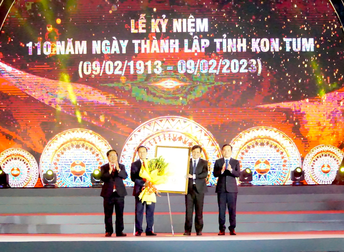 Phó Thủ tướng Trần Lưu Quang trao Quyết định của Thủ tướng công nhận Thành phố Kon Tum là Đô thị loại II trực thuộc tỉnh cho Bí thư Thành uỷ Kon Tum Nguyễn Đức Tuy và ông Nguyễn Thanh Mân - Chủ tịch UBND TP Kon Tum