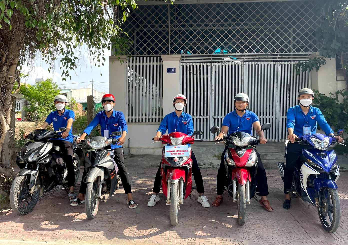 Đội hình xe ôm miễn phí luôn túc trực, hỗ trợ các thí sinh ở Gia Lai