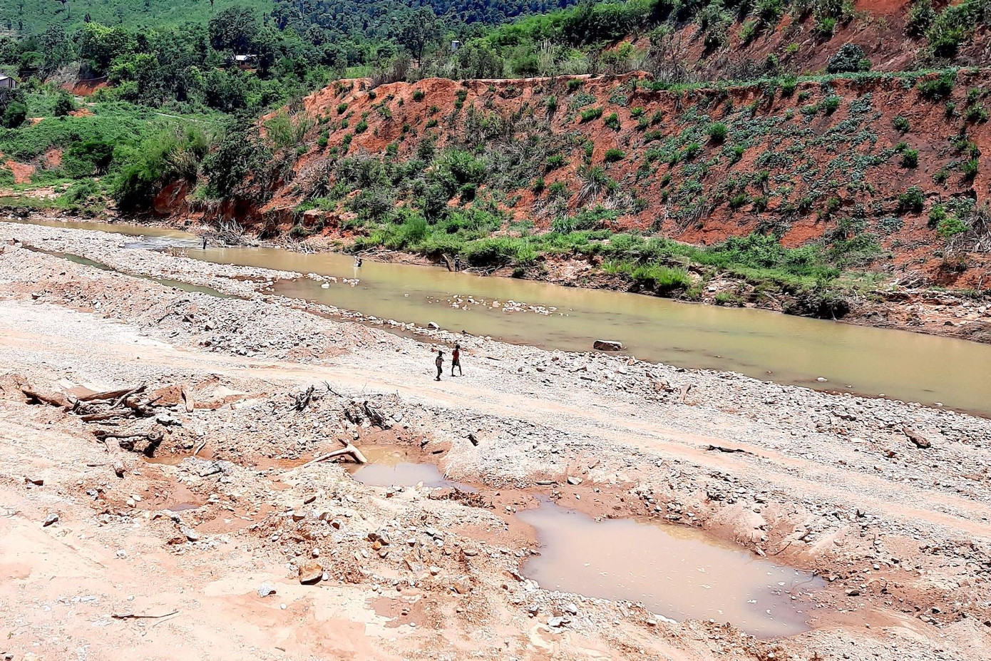 Sông Đăk Psi bị 11 thuỷ điện “bức tử” Sông Đăk Psi bị 11 thuỷ điện “bức tử”