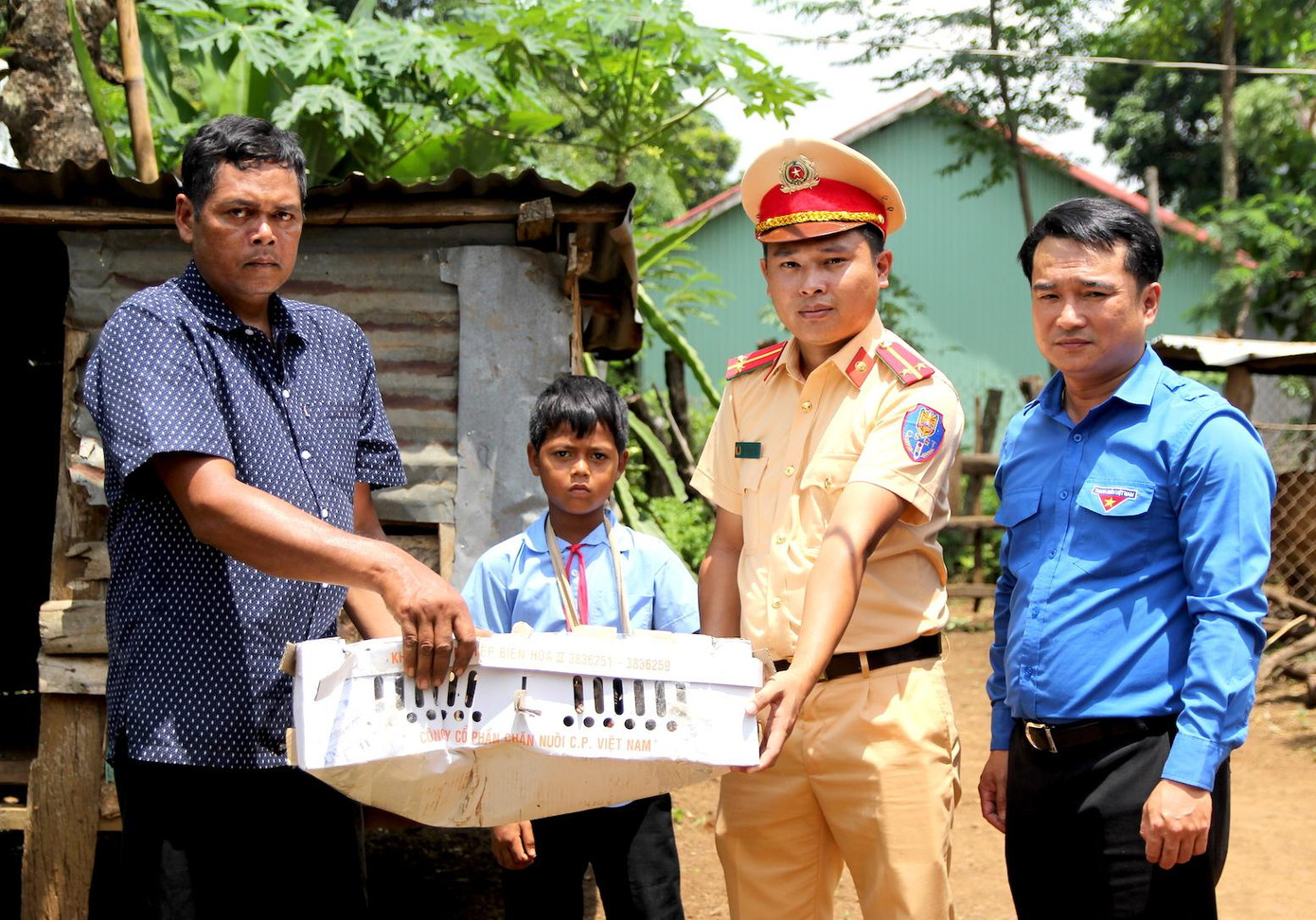 Trước đó, Tỉnh Đoàn Gia Lai trao 20 đàn gà tặng các em học sinh nghèo ở huyện Chư Pưh. Trước đó, Tỉnh Đoàn Gia Lai trao 20 đàn gà tặng các em học sinh nghèo ở huyện Chư Pưh.