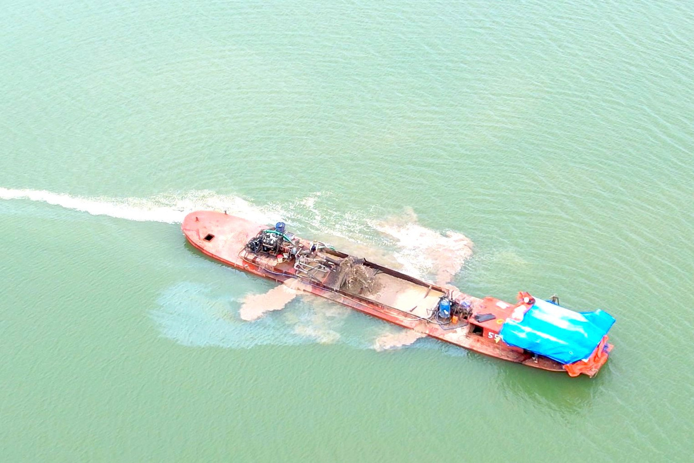 Khai thác cát trái phép trên khu vực lòng hồ thuỷ điện Ia Ly