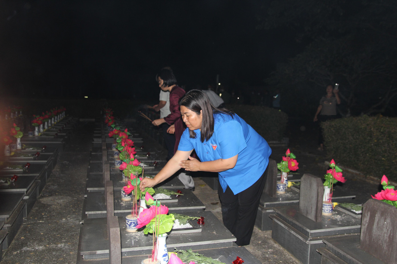 Bí thư Tỉnh Đoàn Gia Lai Hà Thị Giang Thảo thắp hương tri ân các anh hùng, liệt sĩ.