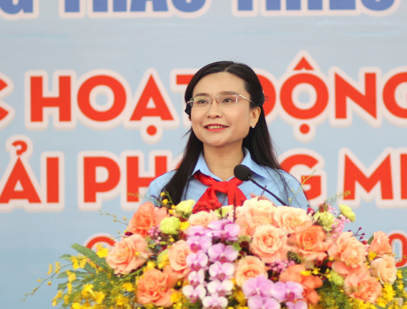 Chị Nguyễn Phạm Duy Trang phát biểu tại lễ khai giảng năm học mới 2024-2025 ở Trường Tiểu học Võ Thị Sáu Chị Nguyễn Phạm Duy Trang phát biểu tại lễ khai giảng năm học mới 2024-2025 ở Trường Tiểu học Võ Thị Sáu