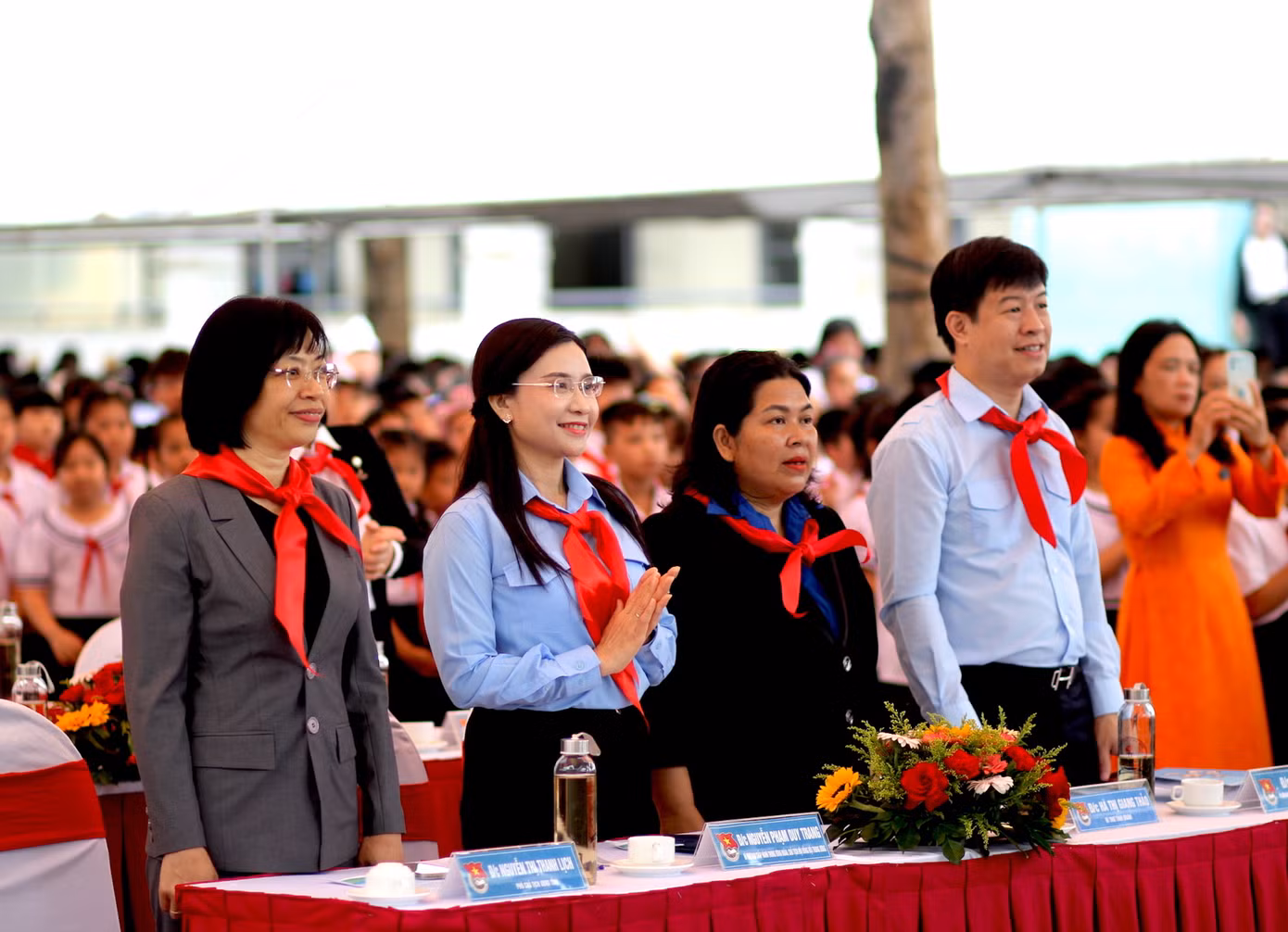 Phó Chủ tịch UBND tỉnh Gia Lai Nguyễn Thị Thanh Lịch (đầu tiên từ trái qua) dự buổi khai giảng năm học mới tại Trường Tiểu học Võ Thị Sáu
