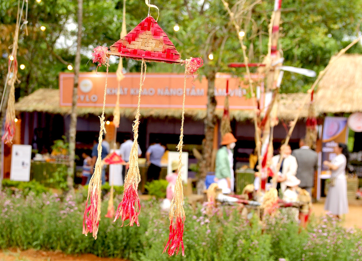 Quanh Khu Đồi thông Măng Đen được thiết kế theo văn hoá của người dân tộc địa phương.