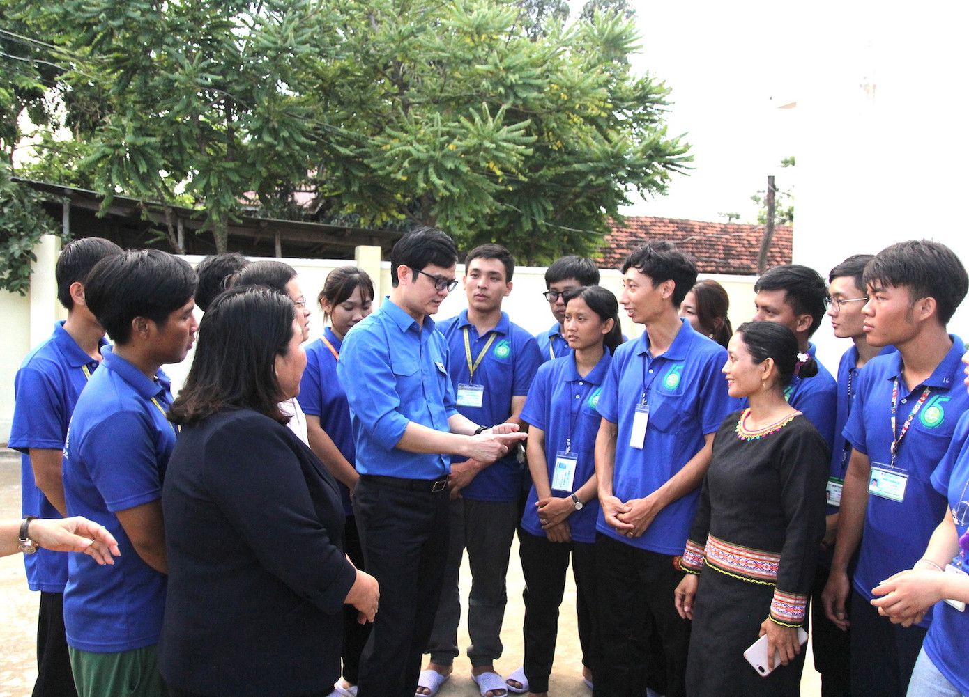 Bí thư thứ Nhất T.Ư Đoàn trò chuyện, trao đổi kinh nghiệm với các bạn sinh viên đội hình tình nguyện Mùa hè xanh, Đại học Nông Lâm TP.HCM.