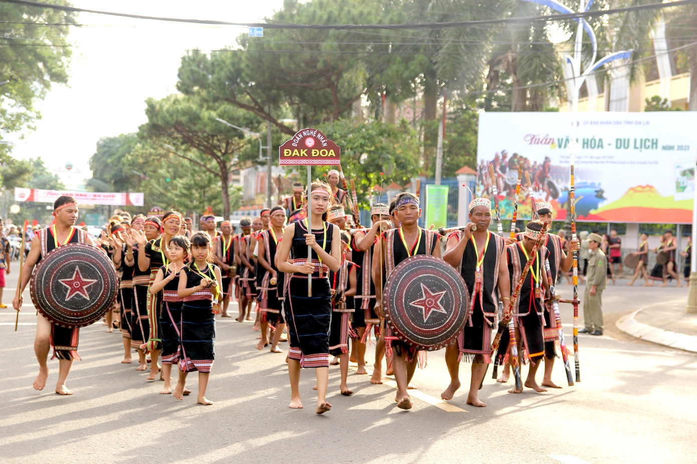 Các nghệ dân dân tộc Bahnar của huyện Đak Đoa trên đường Trần Hưng Đạo.