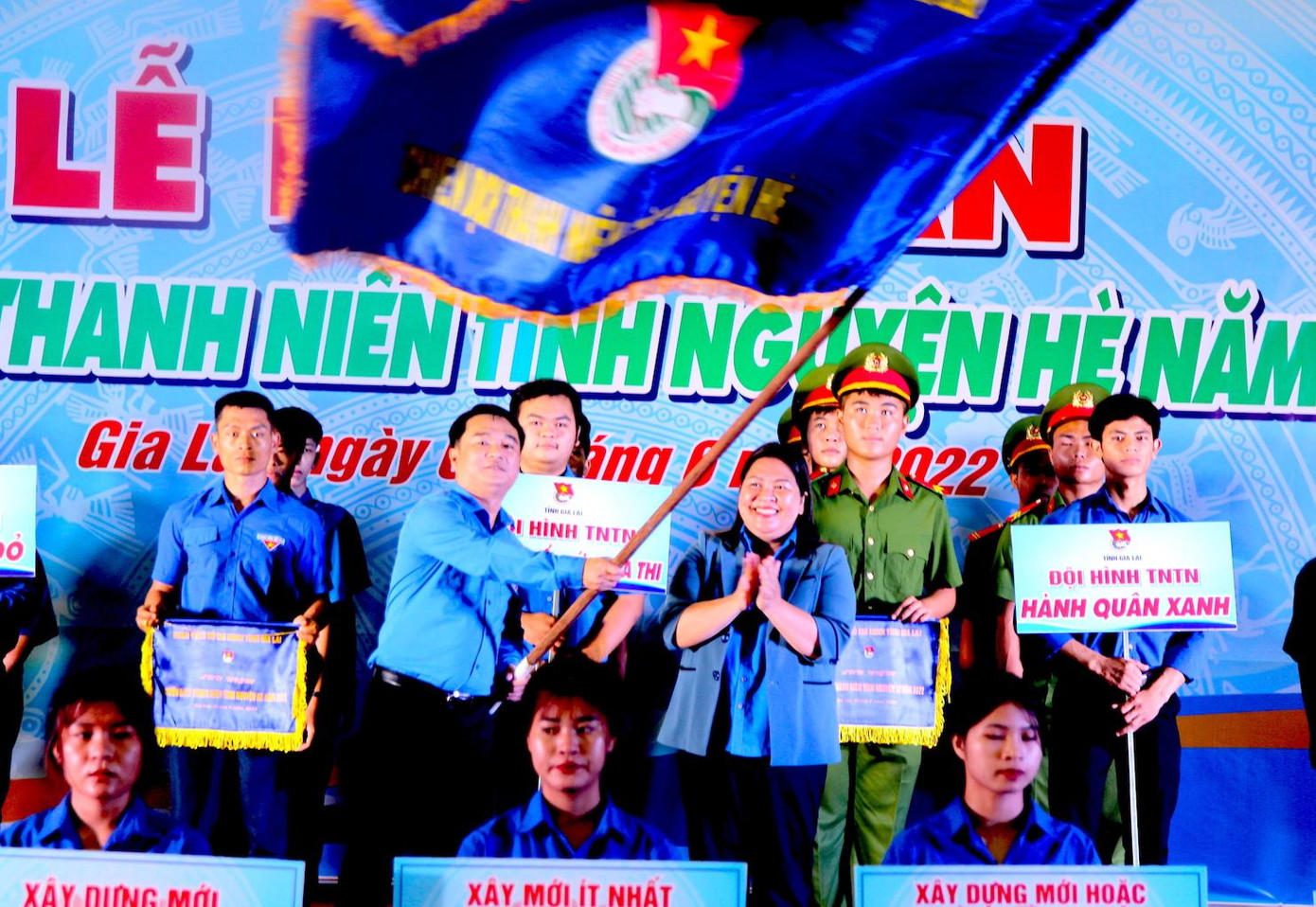 Chị Hà Thị Giang Thảo, Bí thư Tỉnh Đoàn Gia Lai trao cờ chiến dịch cho Phó Bí thư Tỉnh Đoàn Đỗ Duy Nam, Chỉ huy trưởng Chiến dịch thanh niên tình nguyện hè năm 2022 Chị Hà Thị Giang Thảo, Bí thư Tỉnh Đoàn Gia Lai trao cờ chiến dịch cho Phó Bí thư Tỉnh Đoàn Đỗ Duy Nam, Chỉ huy trưởng Chiến dịch thanh niên tình nguyện hè năm 2022