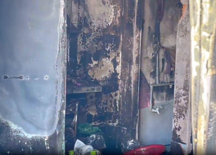 Tường nhà bị cháy đen.