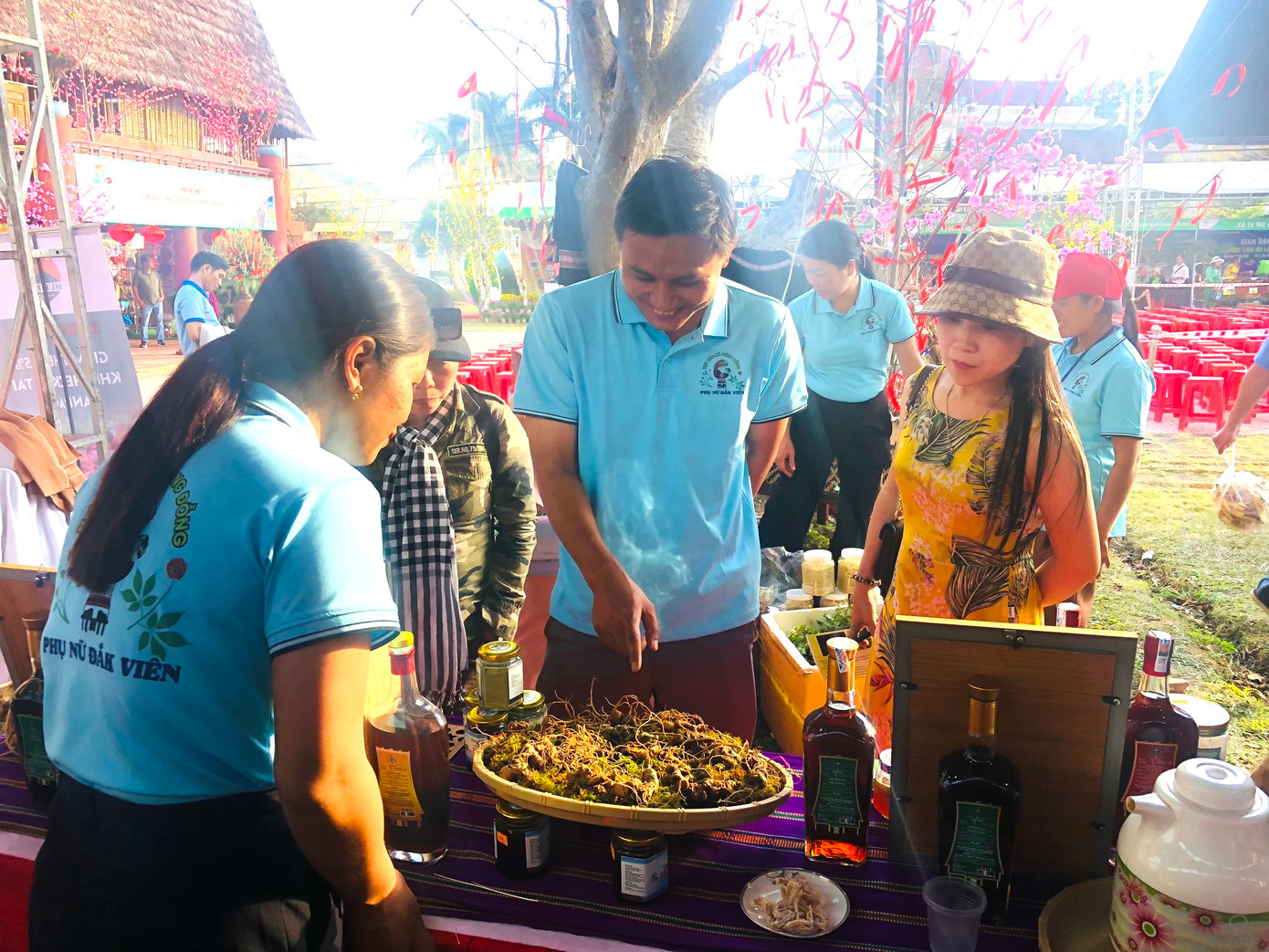 Phiên chợ có 50 gian hàng trưng bày sâm Ngọc Linh, các sản phẩm dược liệu, sản phẩm OCOP có nguồn gốc từ dược liệu của các tổ chức, cá nhân, doanh nghiệp trên địa bàn tỉnh.