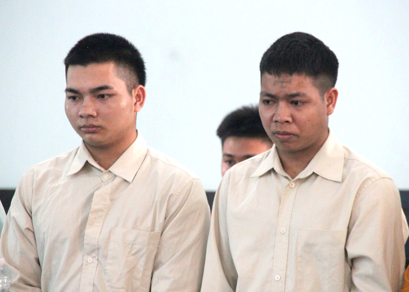 Ten (bên phải) và Toc tại phiên toà Ten (bên phải) và Toc tại phiên toà