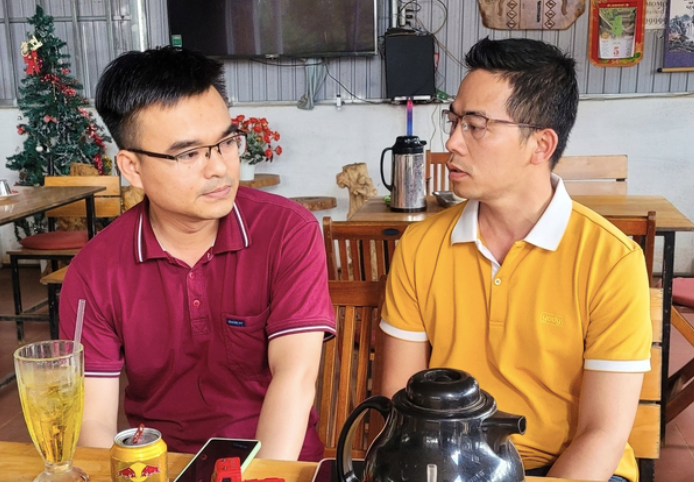 Kiên (áo vàng) "bắt bệnh" nói phóng viên có bệnh trong người, trong khi bản thân họ không bị gì. Kiên (áo vàng) "bắt bệnh" nói phóng viên có bệnh trong người, trong khi bản thân họ không bị gì.