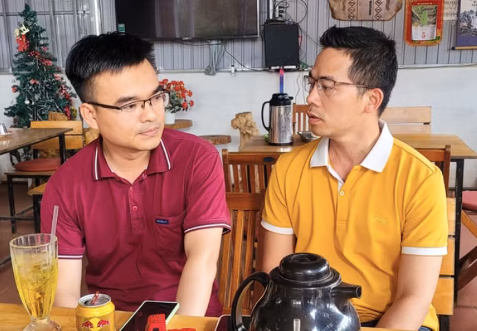 Kiên (áo vàng) "bắt bệnh" nói phóng viên có bệnh trong người, trong khi bản thân họ không bị gì. Kiên (áo vàng) "bắt bệnh" nói phóng viên có bệnh trong người, trong khi bản thân họ không bị gì.